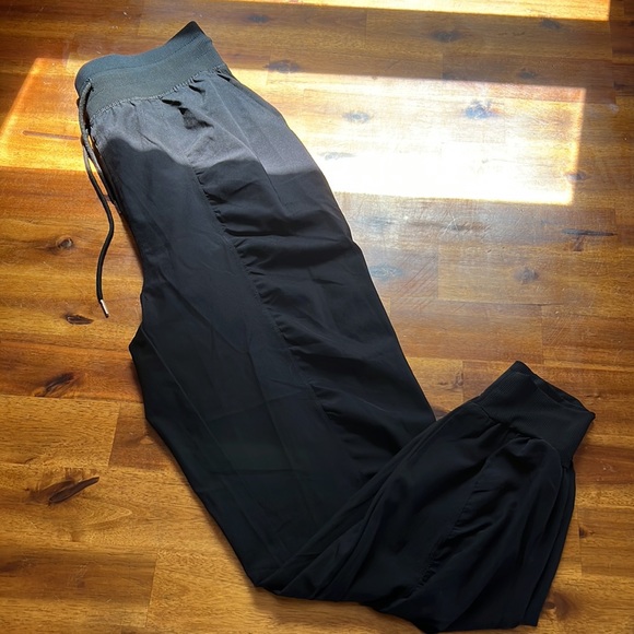 Black lightweight joggers - Picture 2 of 2